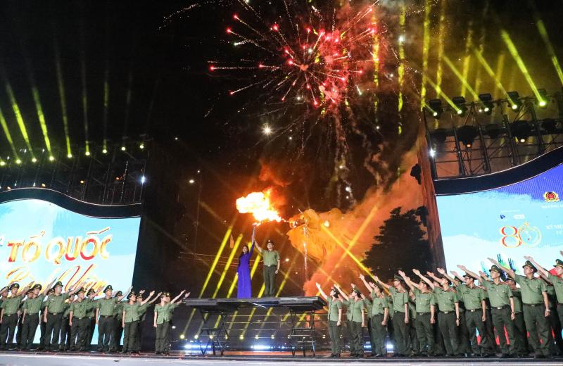 Màn truy đuổi kịch tính trên sông Hàn gây ấn tượng tại gala 'Tổ quốc bình yên'- Ảnh 18.