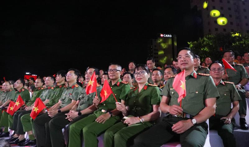 Màn truy đuổi kịch tính trên sông Hàn gây ấn tượng tại gala 'Tổ quốc bình yên'- Ảnh 5.