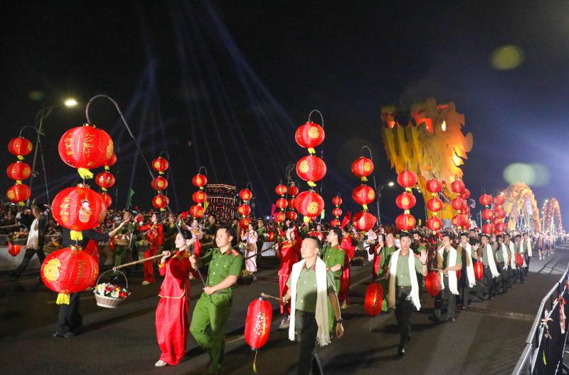 Màn truy đuổi kịch tính trên sông Hàn gây ấn tượng tại gala 'Tổ quốc bình yên'- Ảnh 1.