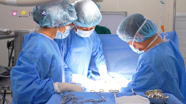 3 năm không triệu chứng: Khối u buồng trứng âm thầm tiến triển nguy cơ ung thư- Ảnh 1.