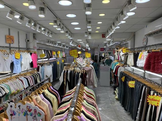 Bất ngờ nhiều shop quần áo thời trang vắng bóng khách - Ảnh 1.