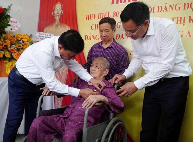 Thường trực Ban Bí thư trao Huy hiệu 80 năm tuổi Đảng cho đảng viên 96 tuổi  - Ảnh 2.