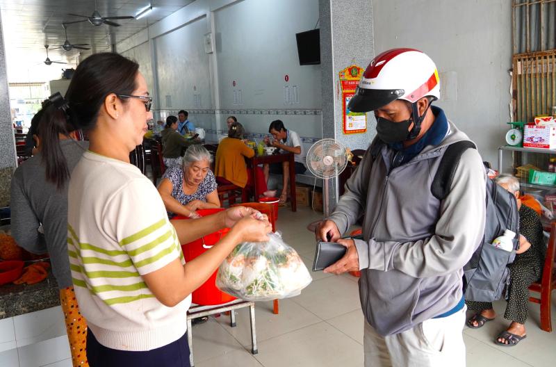 Quán bún nước lèo chỉ bán tôm đất suốt 40 năm vẫn hút khách Cà Mau   - Ảnh 10.