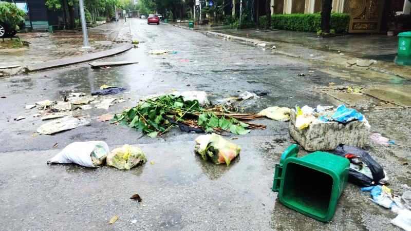 Rác tràn ngập đường phố sau mưa lớn - Ảnh 1.