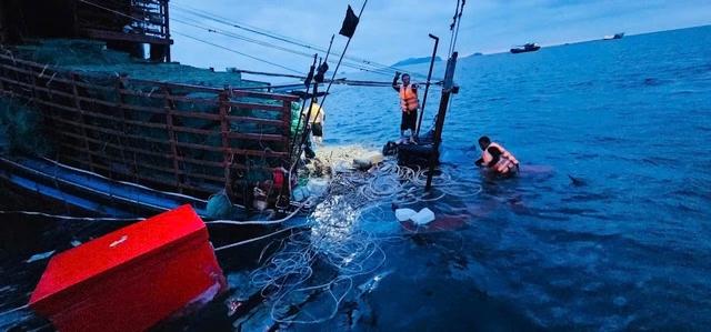 Tàu cá đâm đá ngầm, 8 ngư dân thoát nạn  - Ảnh 1.