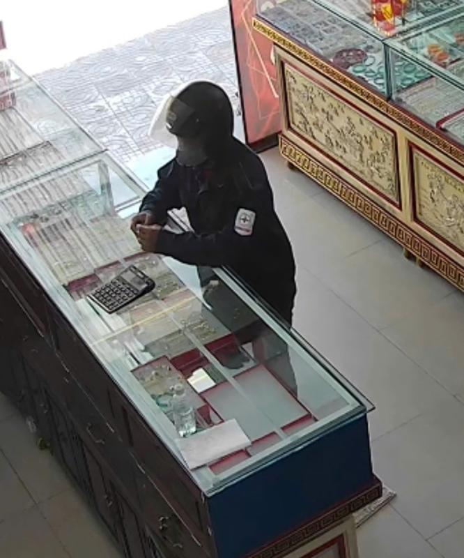 Đà Nẵng: Cướp giật dây chuyền, phi tang xe xuống sông, bị bắt khi đang chơi game- Ảnh 3.