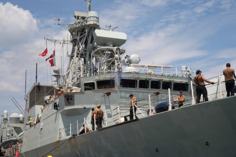 Tàu Hải quân Hoàng gia Canada cập cảng Tiên Sa, thăm hữu nghị Đà Nẵng- Ảnh 2.