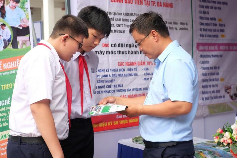 Đà Nẵng: Hướng nghiệp từ sớm, mở sinh kế mới cho lao động sau 'dẹp' vỉa hè- Ảnh 2.