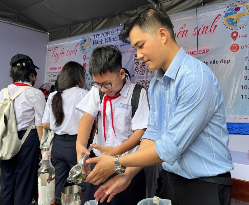 Đà Nẵng: Hướng nghiệp từ sớm, mở sinh kế mới cho lao động sau 'dẹp' vỉa hè- Ảnh 3.