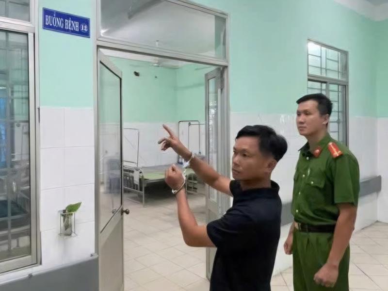 Đà Nẵng: Trộm tiền và điện thoại của bệnh nhân rồi mang đi nhậu, hát karaoke- Ảnh 1.