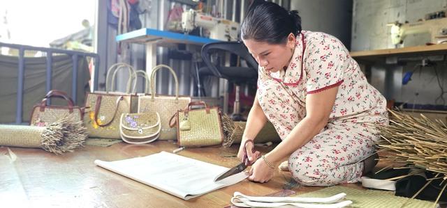 Cỏ bàng Đức Lập: Từ sợi cỏ phèn đến túi xách 'thời thượng' - Ảnh 4.