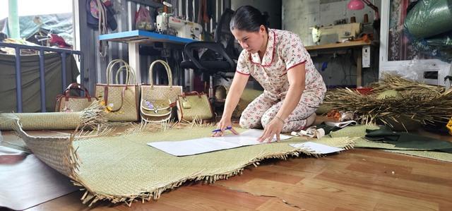 Cỏ bàng Đức Lập: Từ sợi cỏ phèn đến túi xách 'thời thượng' - Ảnh 3.