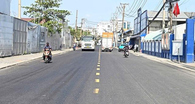 Người dân đường Bến Nghé cúng gà mừng con đường 'hố bom' được thảm nhựa - Ảnh 1.