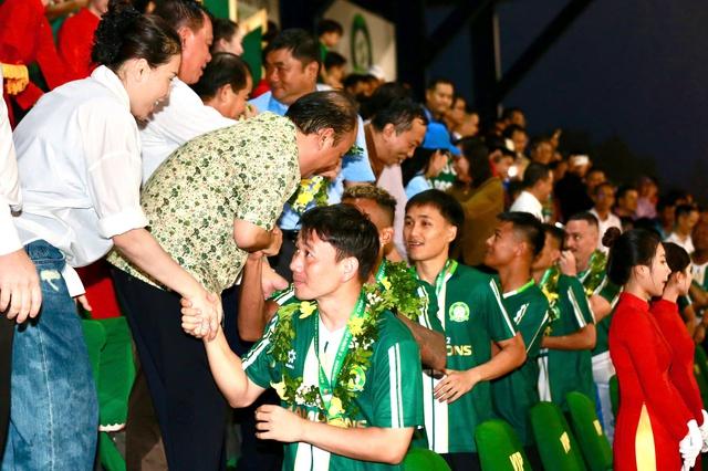 Trường Tươi Đồng Nai nhận cúp vô địch ngọt ngào, bầu Sơn xúc động ôm chặt những người hùng- Ảnh 7.
