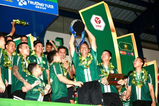 Trường Tươi Đồng Nai nhận cúp vô địch ngọt ngào, bầu Sơn xúc động ôm chặt những người hùng- Ảnh 6.