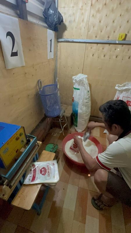 Triệt phá đường dây sản xuất, buôn bán bột ngọt giả nhãn hiệu Ajinomoto quy mô lớn- Ảnh 2.