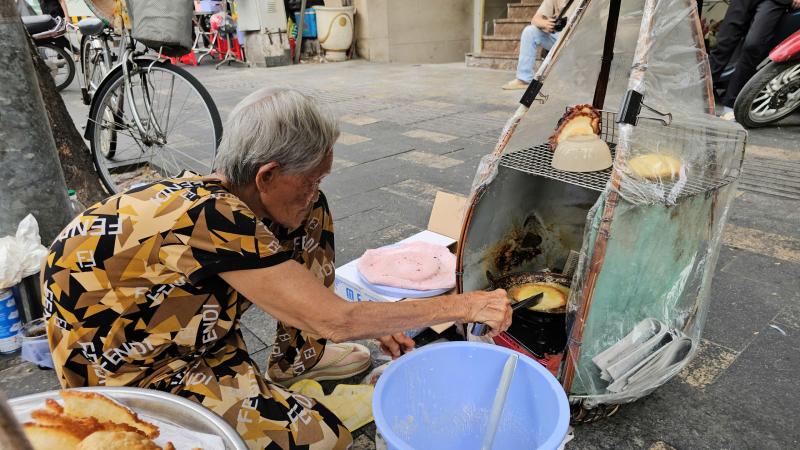 Xót xa cụ bà 83 tuổi gánh bánh mưu sinh, gom tiền trả nợ đám tang con - Ảnh 5.