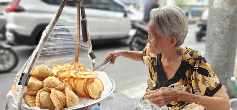 Xót xa cụ bà 83 tuổi gánh bánh mưu sinh, gom tiền trả nợ đám tang con - Ảnh 6.