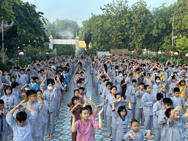 Nhiều chùa mở khóa sinh hoạt Phật pháp mùa hè giúp trẻ bỏ thói quen xấu - Ảnh 1.