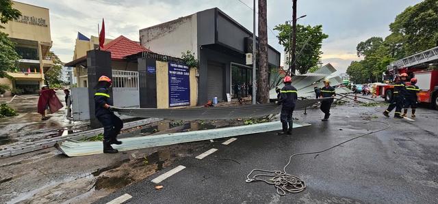 TP.HCM mưa lớn chiều 17.5: Gió cuốn bay mảng tôn nặng hàng tấn xuống đường- Ảnh 2.
