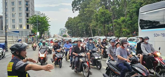 TP.HCM mưa lớn chiều 17.5: Gió cuốn bay mảng tôn nặng hàng tấn xuống đường- Ảnh 4.
