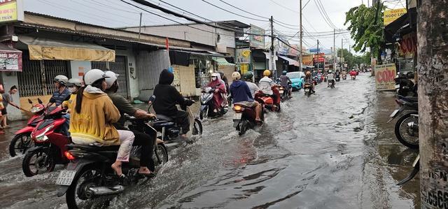 TP.HCM mưa lớn chiều 17.5: Gió cuốn bay mảng tôn nặng hàng tấn xuống đường- Ảnh 6.