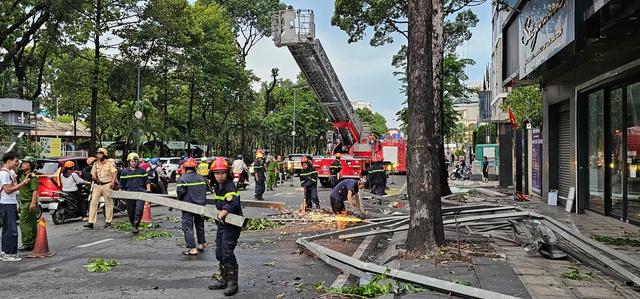 TP.HCM mưa lớn chiều 17.5: Gió cuốn bay mảng tôn nặng hàng tấn xuống đường- Ảnh 3.