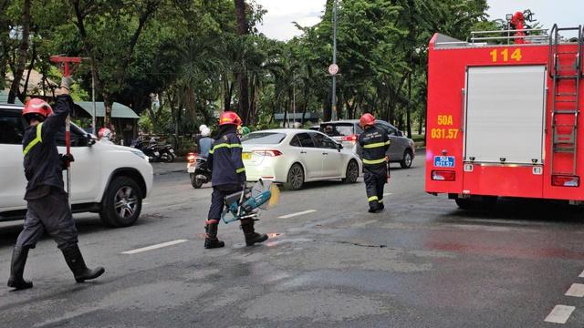 TP.HCM mưa lớn chiều 17.5: Gió cuốn bay mảng tôn nặng hàng tấn xuống đường- Ảnh 5.