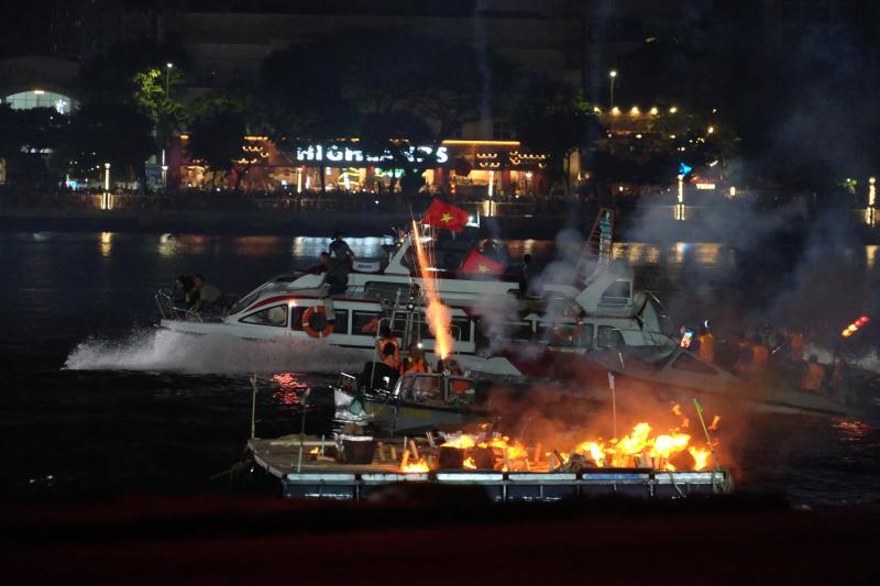 Màn truy đuổi kịch tính trên sông Hàn gây ấn tượng tại gala 'Tổ quốc bình yên'- Ảnh 10.