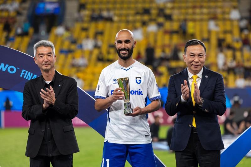 Đội Ronaldo thua sốc chung kết, nhìn Chủ tịch VFF trao cúp cho đại diện Nhật Bản- Ảnh 2.