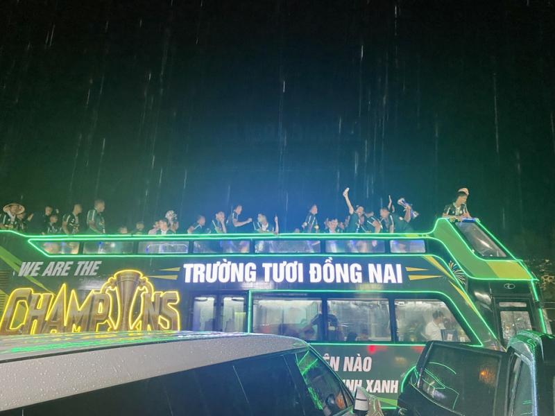 Trường Tươi Đồng Nai nhận cúp vô địch ngọt ngào, bầu Sơn xúc động ôm chặt những người hùng- Ảnh 12.