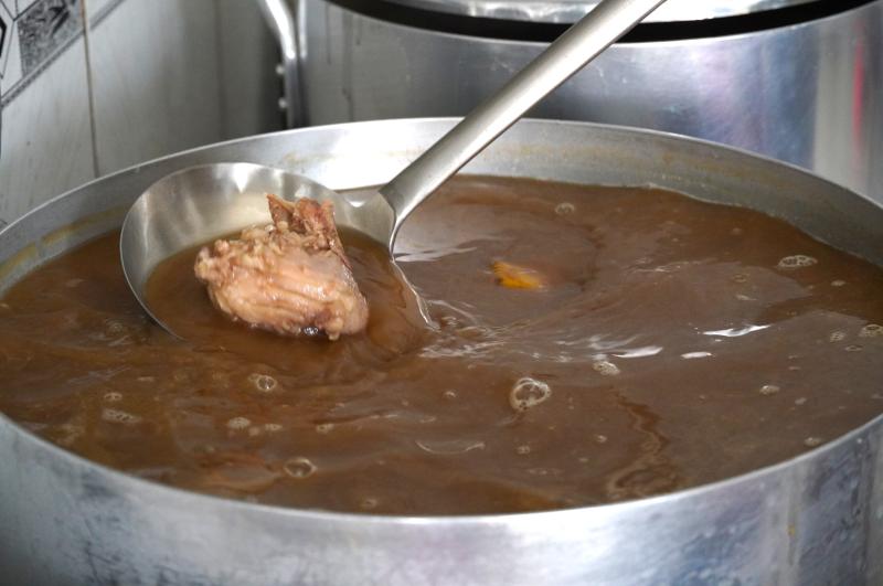Quán bún nước lèo chỉ bán tôm đất suốt 40 năm vẫn hút khách Cà Mau   - Ảnh 3.