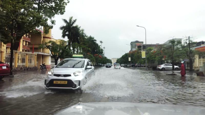 Rác tràn ngập đường phố sau mưa lớn - Ảnh 5.