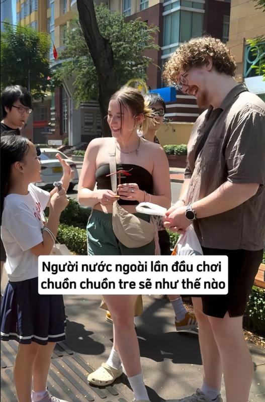 Lan tỏa trên mạng xã hội: Cô bé 11 tuổi kể chuyện Việt Nam với du khách - Ảnh 2.