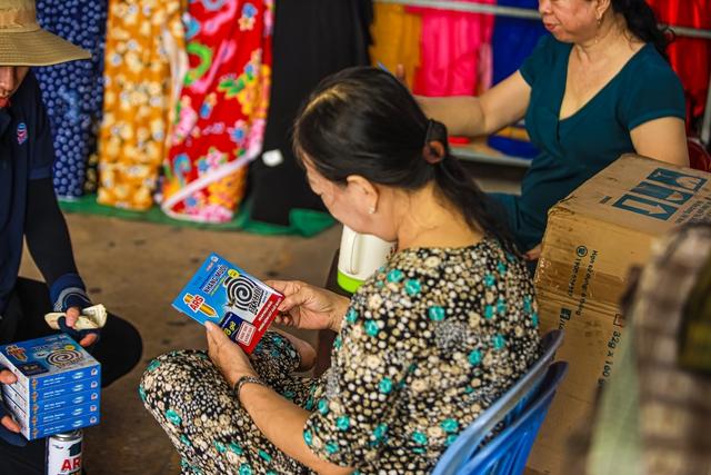 San sẻ nỗi lo mùa muỗi và bệnh do côn trùng cùng bà con miền Tây - Ảnh 2.