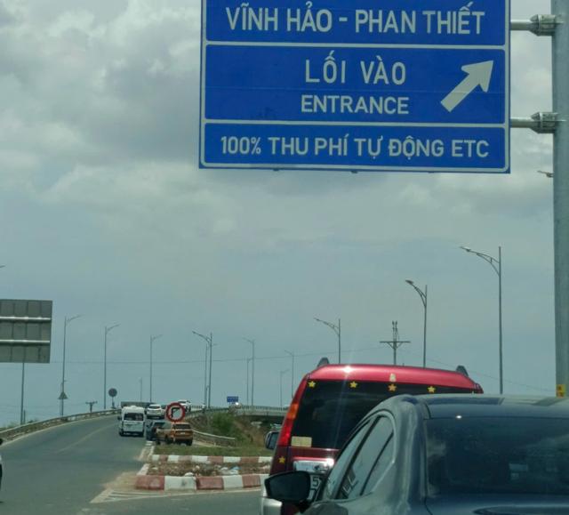 Cảnh sát Giao thông liên tục  đóng tạ lối vào cao tốc do lượng xe quá đông - Ảnh 2.