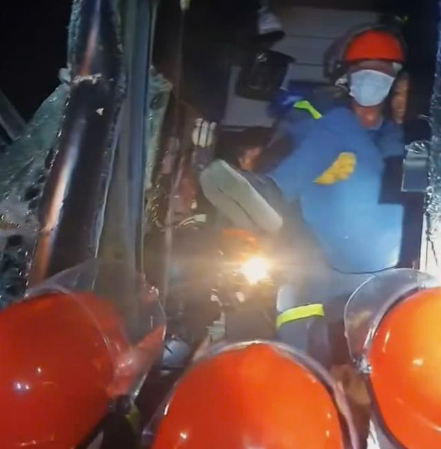Giải cứu tài xế xe khách mắc kẹt trong cabin sau vụ tai nạn trên cao tốc - Ảnh 1.