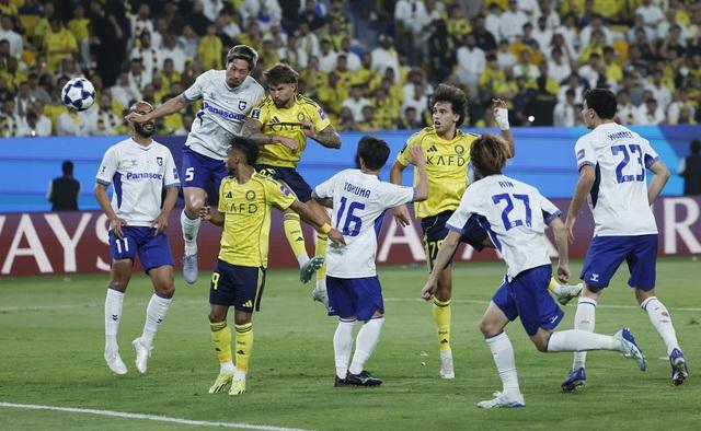 Đội Ronaldo thua sốc chung kết, nhìn Chủ tịch VFF trao cúp cho đại diện Nhật Bản- Ảnh 6.
