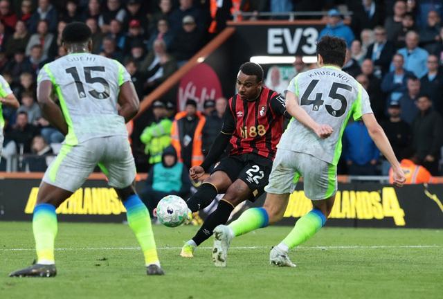 Man City tự ‘bắn vào chân’, Arsenal được dâng sớm chức vô địch Ngoại hạng Anh - Ảnh 1.