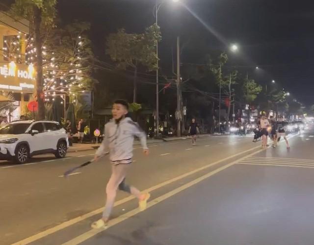 Đồng Nai: Bắt ‘nóng’ nhóm thanh niên đánh nhau trên đường phố- Ảnh 1.