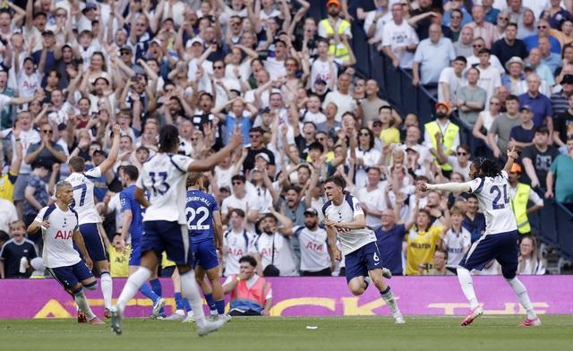 Arsenal cùng M.U kết mùa giải tưng bừng, Man City thua ngược còn Tottenham 'thoát hiểm'- Ảnh 4.