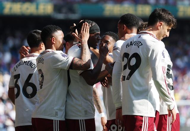 Arsenal cùng M.U kết mùa giải tưng bừng, Man City thua ngược còn Tottenham 'thoát hiểm'- Ảnh 1.