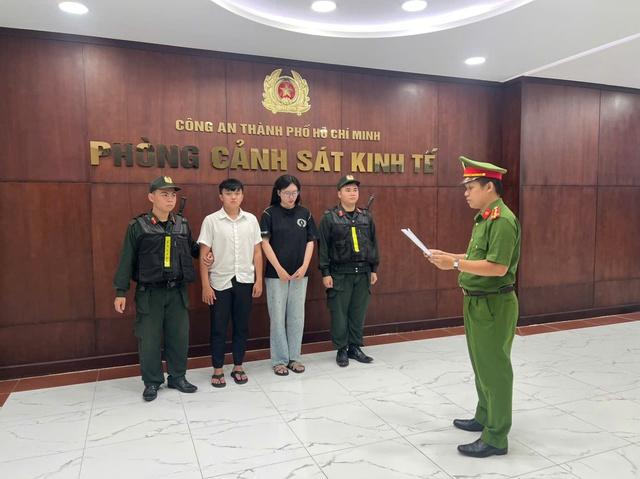 Công an TP.HCM khởi tố cặp vợ chồng bán hàng giả nhãn hiệu quy mô lớn- Ảnh 1.