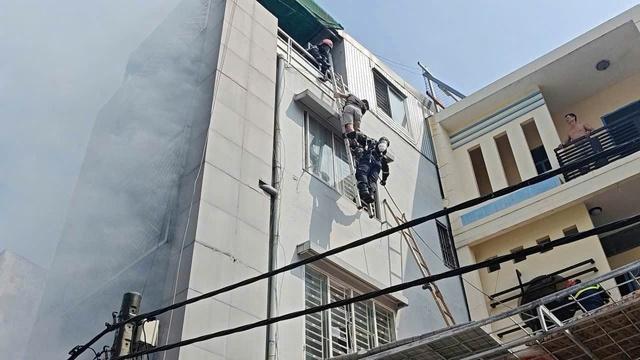 TP.HCM: Cháy nhà kết hợp kinh doanh, cứu kịp thời 3 người mắc kẹt - Ảnh 1.