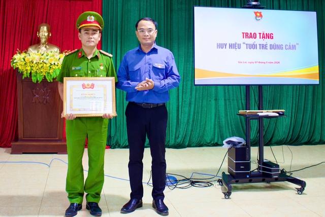 Trao huy hiệu "Tuổi trẻ dũng cảm" cho đại úy công an cứu trẻ đuối nước - Ảnh 1.