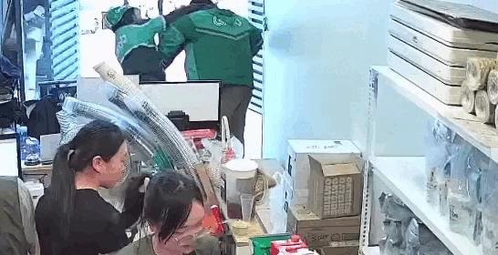Nam shipper bị đồng nghiệp hành hung, dọa giết ở quán trà sữa- Ảnh 1.