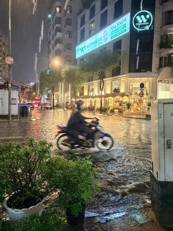 Mưa lớn giải nhiệt khu vực trung tâm TP.HCM- Ảnh 1.