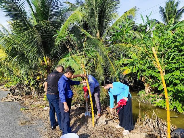 Trồng tre Đằng Ngà, tre Mạnh Tông nhân ngày sinh nhật Bác Hồ- Ảnh 2.
