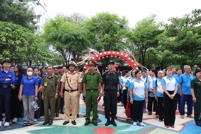 Xử lý 3 người dán quảng cáo 'hút hầm cầu' ở TP.HCM- Ảnh 2.