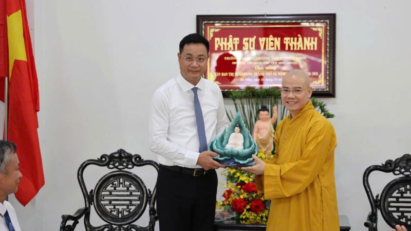 Lãnh đạo Đà Nẵng thăm Giáo hội Phật giáo, lan tỏa tinh thần từ bi mùa Phật đản- Ảnh 3.